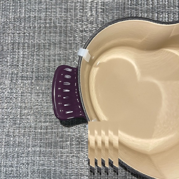 Le Creuset Heart Dutch Oven - Picture 4 of 6